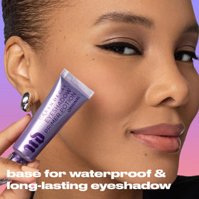 URBAN DECAY Shimmer Eyeshadow Primer Potion texture close-up
