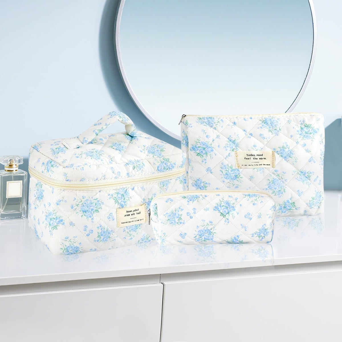 URSKYTOUS makeup bags in travel setting