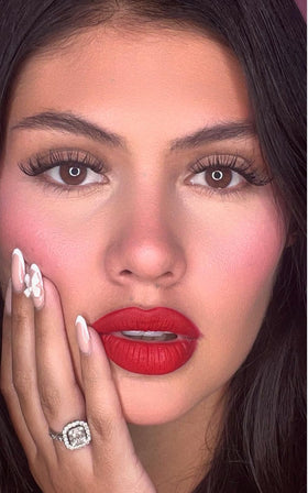 User applying lash clusters with LAUBESS tools