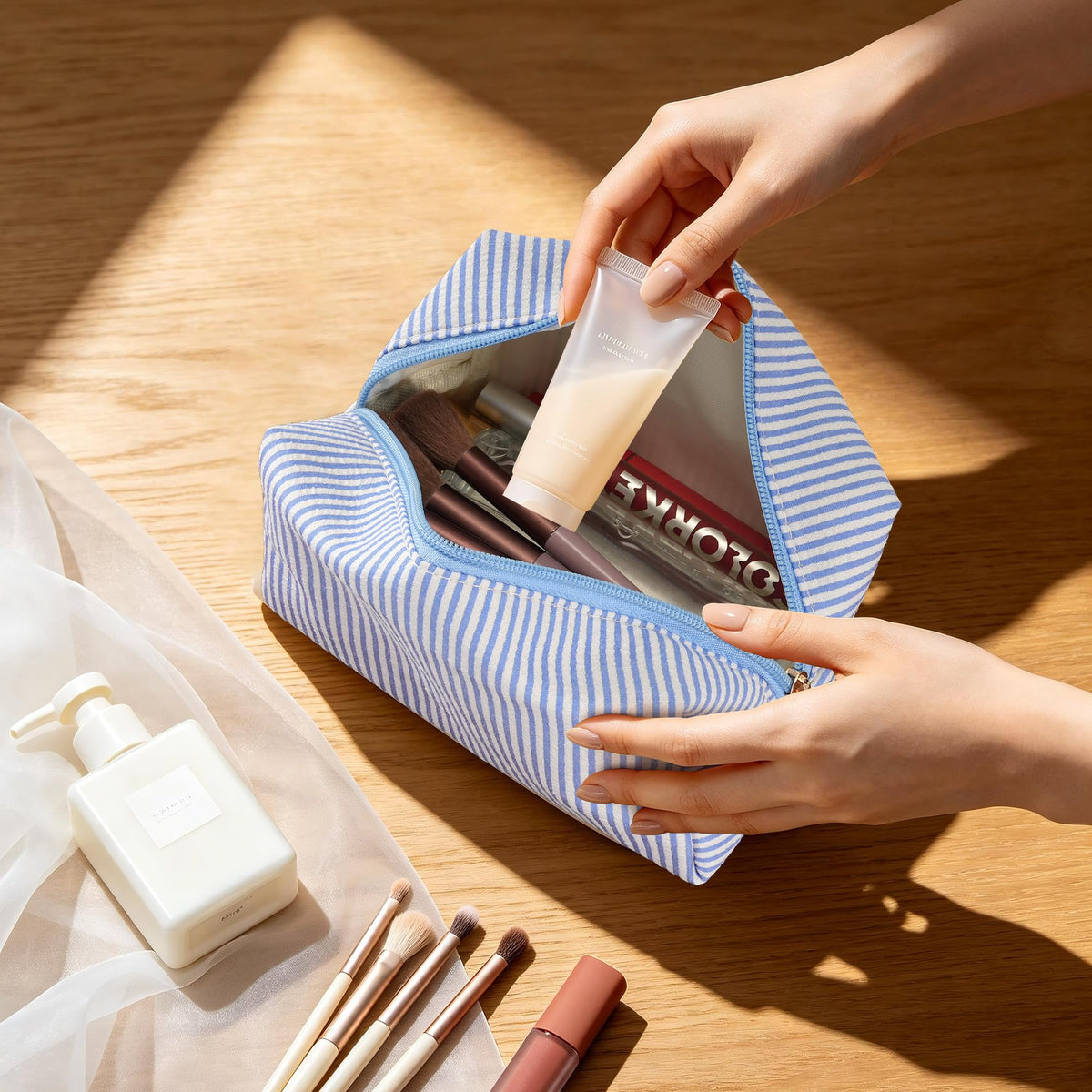UUYUUY cosmetic bags arranged showing size and design