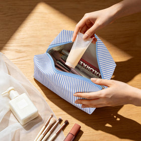 UUYUUY cosmetic bags arranged showing size and design