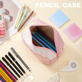 UUYUUY Makeup Bag in a travel setting