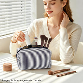 UUYUUY makeup bag set displayed with beauty products