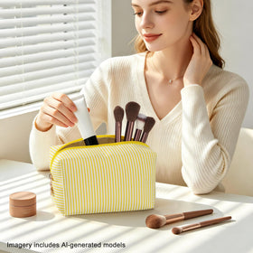 UUYUUY makeup bag set in use during travel