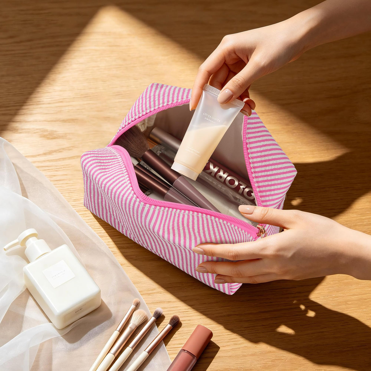 UUYUUY Makeup Bag Set open with makeup items inside