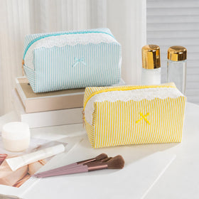 UUYUUY Makeup Bag with toiletries and makeup inside