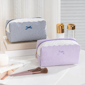 UUYUUY Makeup Bag with zipper closure detail