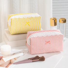 UUYUUY Makeup Bag with zipper closure detail