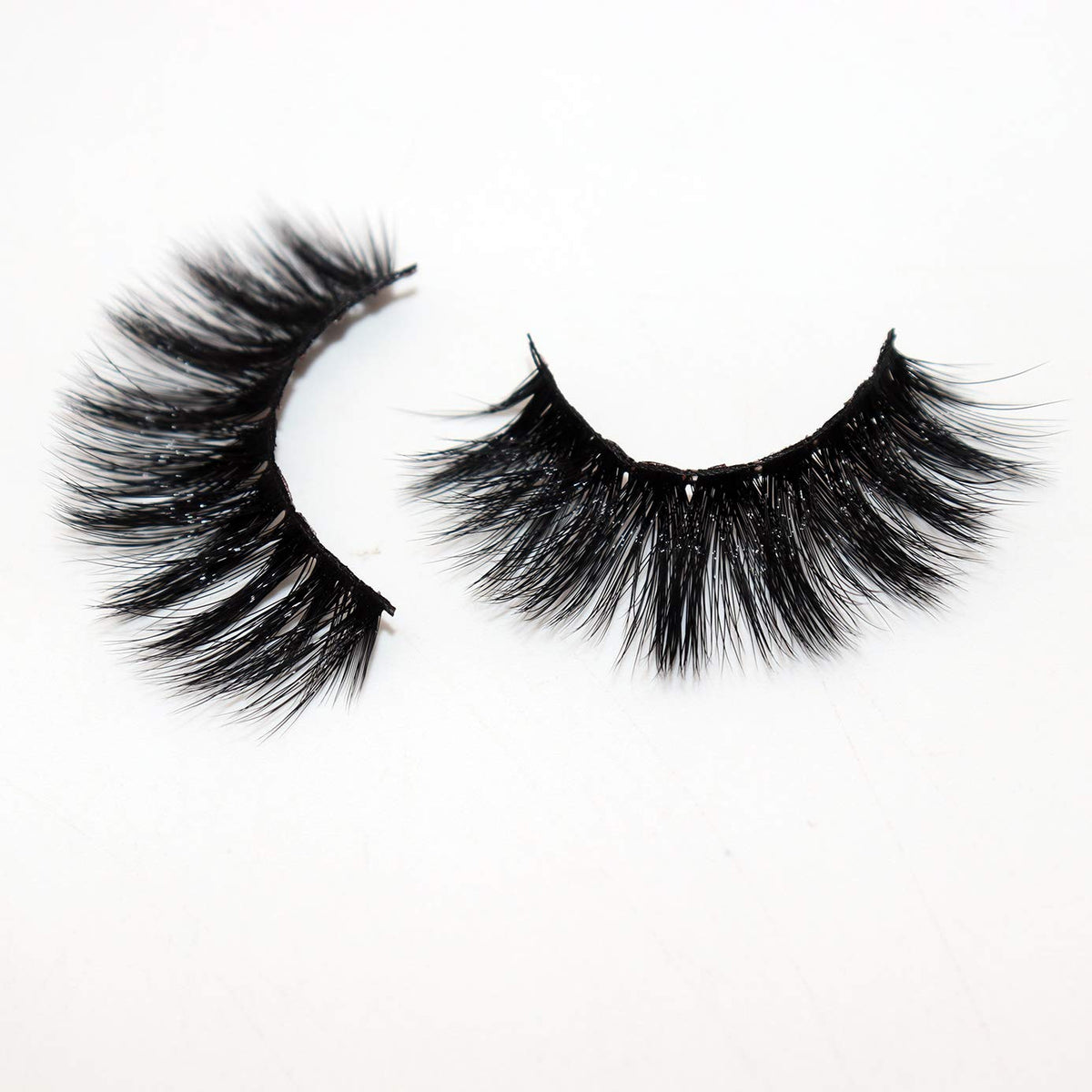 Veleasha 5D Faux Mink False Eyelashes worn by model