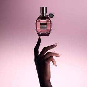 Viktor&Rolf Flowerbomb fragrance spritz demonstration
