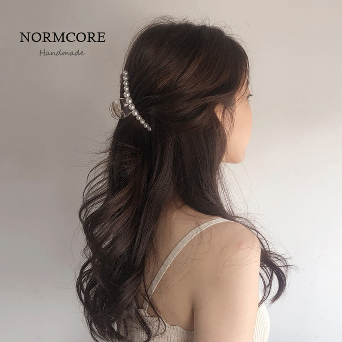 Woman using Mehayi hair claw clip in a half-up hairstyle