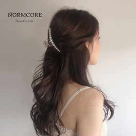 Woman using Mehayi hair claw clip in a half-up hairstyle