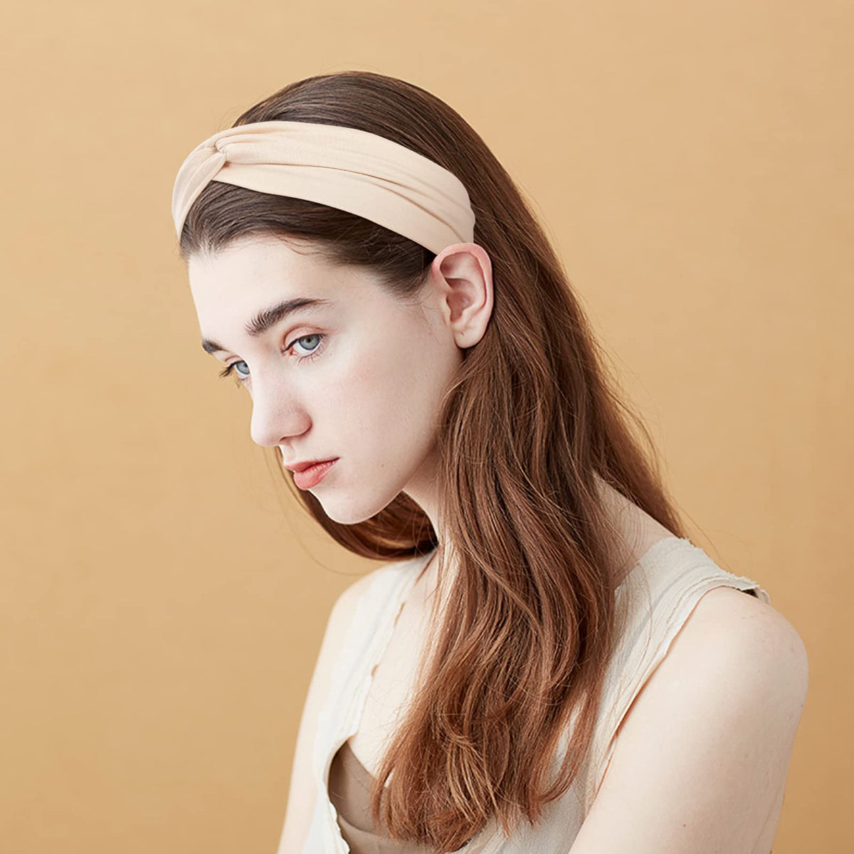 Woman wearing Tyfthui headband while running