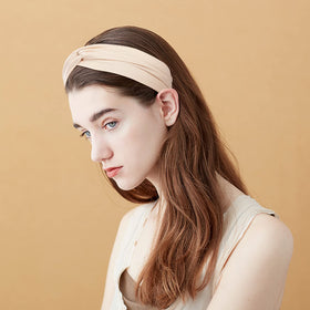 Woman wearing Tyfthui headband while running