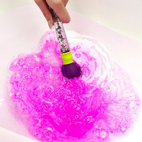 ZIMPLI Baff Bombz Magic Brush bath bomb in a bathtub with colourful water